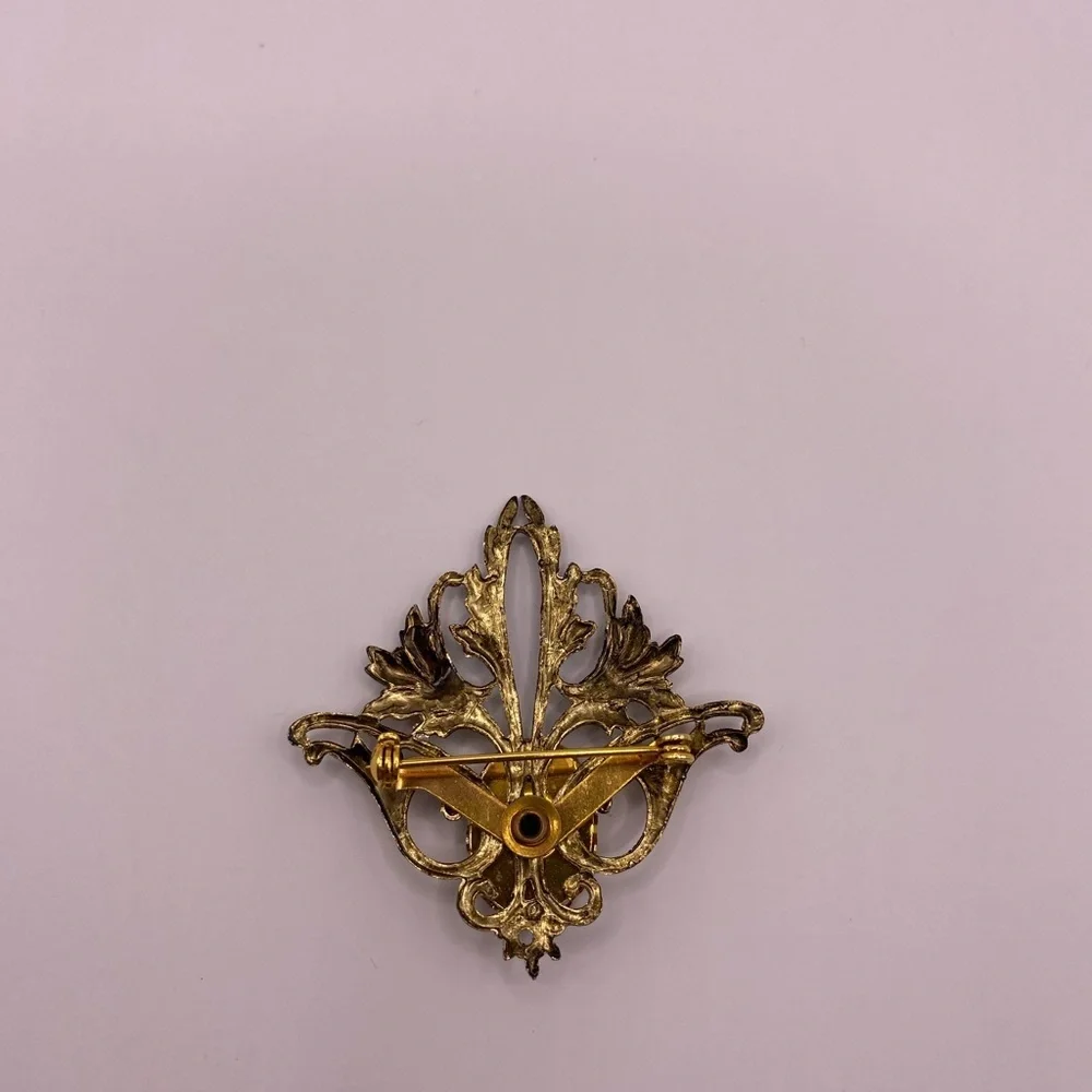 Vintage Brooch Gold Plated Blue Grm Stone Gold Color Tone